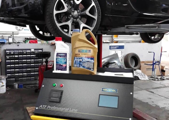 Schimbare ulei cutie automata - Ulei profesional Ravenol impreuna cu aparatul Ravenol Schimbare ulei cutie automata - Ulei profesional Ravenol impreuna cu aparatul Ravenol